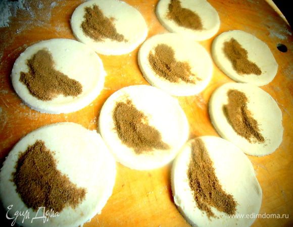 Отправив две формы лебедей в духовку (запечь до золотистого состояния при 180* с двух сторон или с одной,если у вас духовка хорошо верх печёт!), из остального теста я сделала обычные слоистые печенюшки. Для этого опять вырезаем кружки,насыпаем начинку корица+сахар...