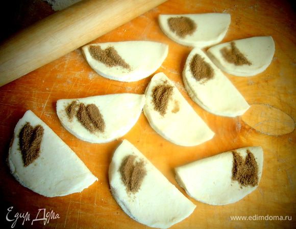 Складываем пополам и снова насыпаем немного начинки.