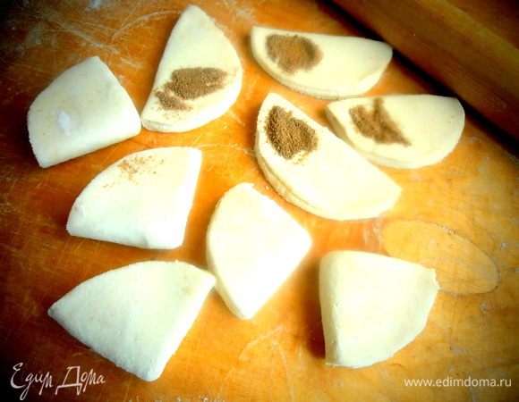 Опять пополам,прижимаем скалкой.