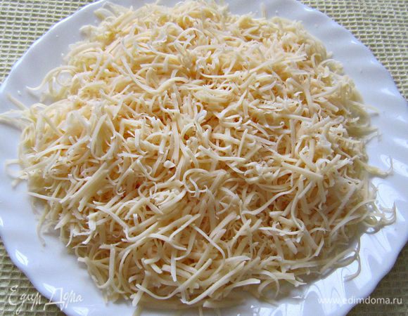 Сыр натереть на мелкой тёрке.