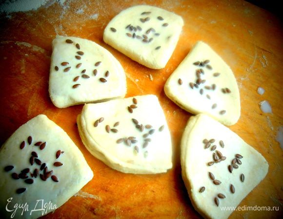 Смазываем чуть молоком и присыпаем семечками льна.