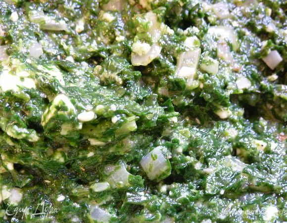 Переложить смесь в большую миску, перемешать со шпинатом, фетой, пармезаном, панировочными сухарями, зеленью укропа и 1/2 чайной ложки перца. Вмешать яйца.