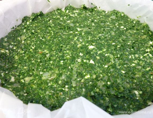 Влить смесь в форму (у меня диаметр 22 см) разгладить.