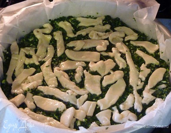 Нарезанное фило разделить в мисочке, а затем хорошо промазать оставшемся маслом до полного покрытия. Разложить фило на пирог. (Чтобы заморозить,на этом моменте и накрыть плотно пирог с полиэтиленовой пленкой.)
