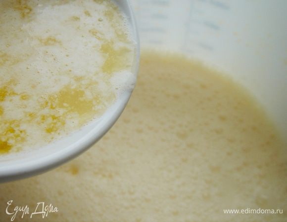 Яйца взбить с сахаром и ванилином добела. Добавить сливки, лимонный сок и растопленное сливочное масло.