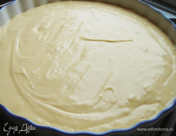 Соединить сухие ингредиенты и вмешать в яично-сливочную смесь. Не силиконовую форму смазать маслом. Перелить тесто в форму диаметром 26 см и высотой бортиков 6 см.