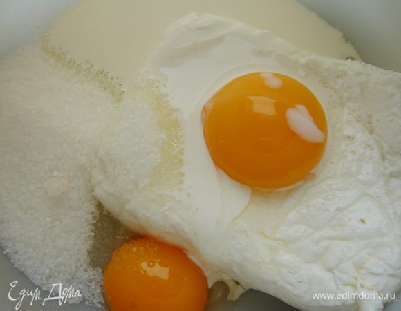 Яйцо (у меня 2 маленьких от молодых курочек) разделить на желток и белок. Творог  протереть через сито и смешать с яичным желтком, сахаром, сливками до однородной массы. Количество сахара и сливок зависит от того, насколько сладкую выпечку вы любите и насколько сухой ваш творог. Затем вмешать в творожную массу порошок пудинга.