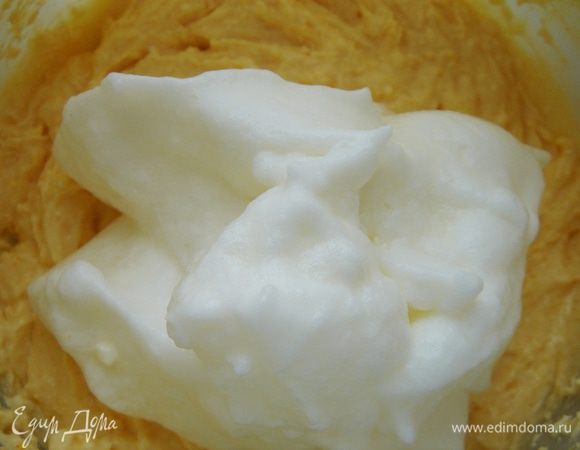 Белок взбить до крепости и аккуратно вмешать в творожную смесь.