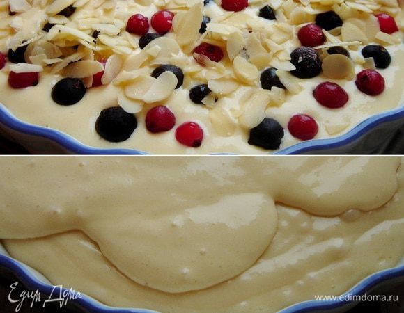 Творожный крем вылить на тесто и разровнять. Поверх крема выложить ягоды, а поверх ягод - орехи.