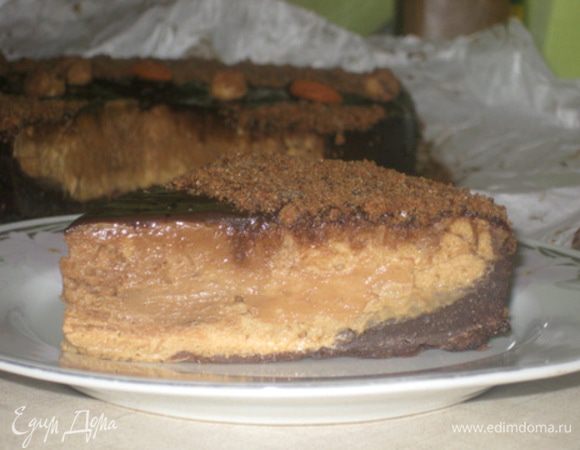 Сборка:

Вылить в форму сначала брауни, затем карамельный слой чизкейка, затем кофейный слой чизкейка. Выпекать при 180С примерно 1 час. Серединка чизкейка должна слега "трястись" при наклоне в сторону.
Остудить 1 час и залить глазурь прямо в форму и прокрутить по часовой стрелке. Оставить на ночь остывать, а затем украсить по желанию.
Приятного аппетита! 