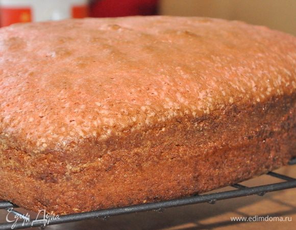 Яйца хорошо взбить с сахаром, добавить остальные ингредиенты и тщательно перемешать. В конце добавить краситель и перемешать. Форму для торта смазать сливочным маслом и присыпать мукой. Вылить тесто в форму и выпекать при 180С около 30 минут.