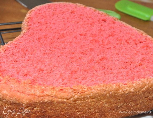 Готовый бисквит остудить на решетке и разрезать на 4 коржа. Такой вот он розовый внутри.