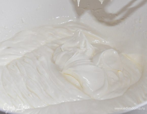 Сливки взбить с пудрой до устойчивых пиков, добавить сыр и перемешать до однородности. Часть крема отложить и добавить краситель, перемешать.