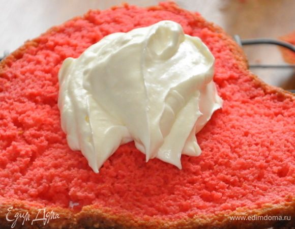 Коржи промазать белым кремом и собрать торт. 