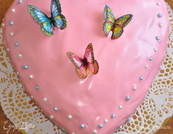Сверху торт обмазать розовым кремом, украсить по желанию. Я использовала вафельные бабочки и сахарные бусинки.