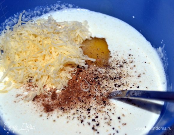Смешать сливки,яйца,тертый сыр,мускатный орех,соль и перец.