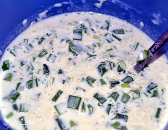 В сливки добавить нарезанный лук.