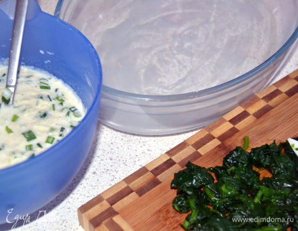 Включить духовку на 210 гр. Форму смазать сливочным маслом. В сливки добавить шпинат и хорошо перемешать.