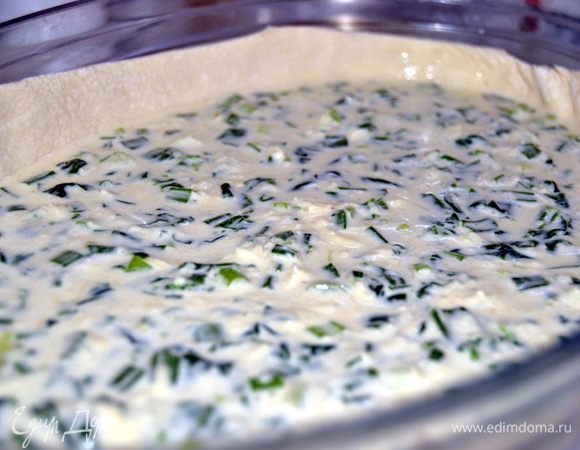 Вылить начинку,разровнять вилкой.Сверху положить несколько кусочков масла.