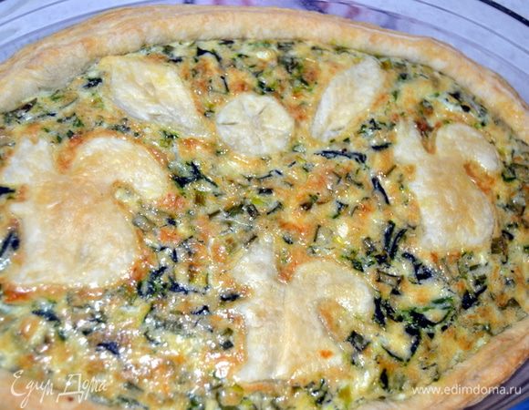 Из обрезков я вырезала белочек. Не знаю почему именно их? Выпекать в течении 20 минут, затем температуру уменьшить до 180 гр. и выпекать еще 10 минут. Выключить духовку и оставить пирог еще на 3 минуты.