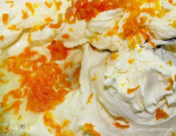 Для варианта 1. Отжать сок из двух апельсинов. Взбить венчиком сыр, сахарную пудру, 3 ст.л. апельсинового сока и цедру 1 апельсина 