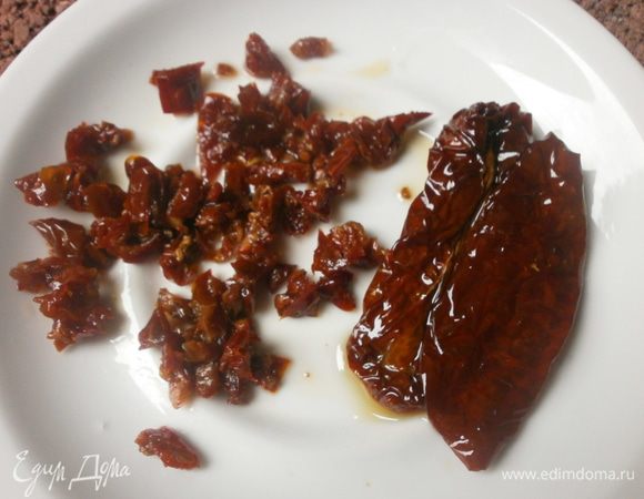 Вяленные помидоры посечь ножом.