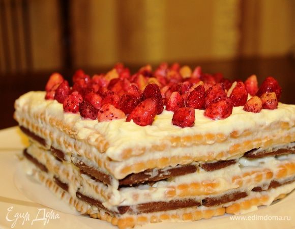 Добавить ликер в апельсиновый сок и нагреть смесь в микроволновой печи в течение 30 секунд. Печенье, обмакивая в нагретом соке, выложить в один слой на плоское блюдо (6 штук). Сверху нанести крем. Слой за слоем выкладываем печенье и крем (6 слоев). Не забудьте про орехи...их необходимо измельчить ножом и выложить одним слоем примерно по середине тортика. сверху наносим побольше крема и выкладывает любыми ягодами (я использовала лесную землянику - замороженную). Готовый тортик поставить в холодильник минут на 10