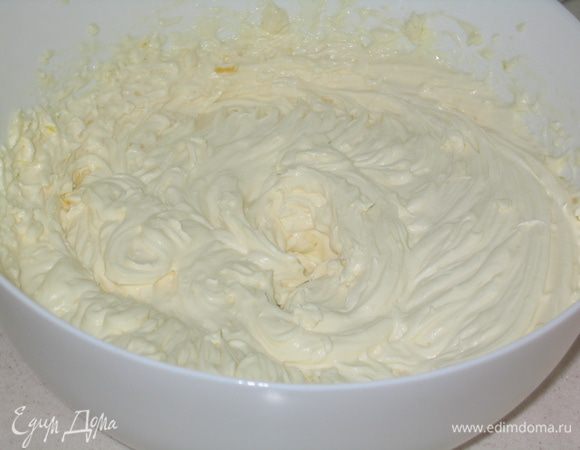 Для варианта 2. Смешать сыр, сахарную пудру, цедру апельсина, сироп из-под ананасов (3 ст.л.) и ликер. Крем готов