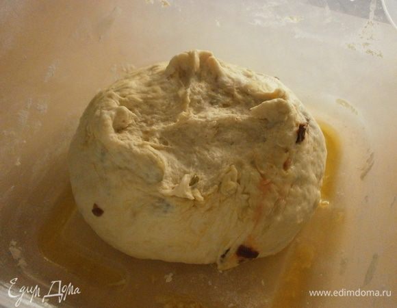 Замесить мягкое эластичное тесто.
Ёмкость смазать оливковым маслом, поместить шар теста, сделать крестообразный надрез. Накрыть плёнкой и поставить подходить в тёплое место. Через 1 час тесто подойдёт и увеличится в 2-3 раза. Можно приступать к самому приятному процессу - формовке теста. Как подскажет фантазия.