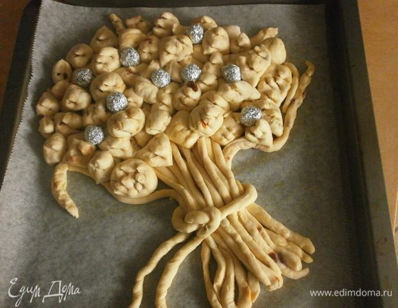  Дальше всё просто. По принципу "Обезьяний хлеб" отрезаем произвольного размера кусочки теста и укладываем тоже произвольно. Разместить шарики из фольги там, где затем будут помещены яйца. Закончив самый длинный и самый приятный этап работы, накрываем и даём подойти 45 минут. Включаем духовку и выставляем температуру 170 градусов.