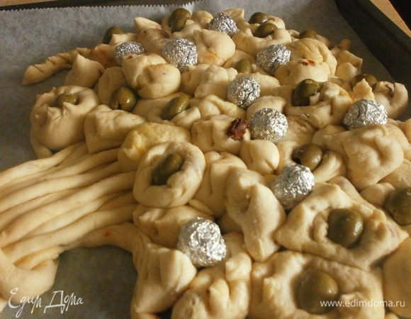 Разместить оливки. Смазать желтком, смешаным с молоком. Выпекать 45 55 минут до золотистой корочки.