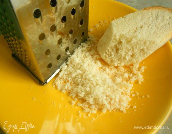 Разогреть духовку до 180*С, с конвектором до 160*С, газ на 4.
На крупной тёрке измельчить кусочек чёрствого белого батона без корки, на мелкой снять цедру с лимона. Мелко нарезать листочки розмарина.