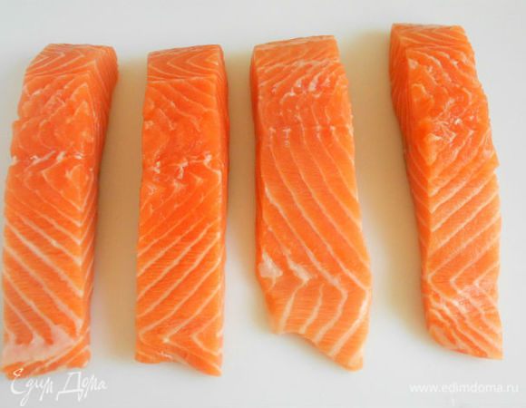 Рыбу помыть и обсушить бумажным полотенцем. (Если вы купили филе с чешуёй, помните, что снять кожу с рыбы проще и быстрее, чем почистить.)