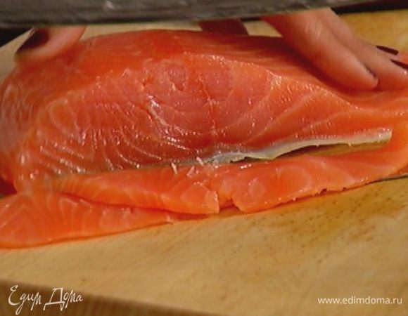 Семгу нарезать тонкими ломтиками.
