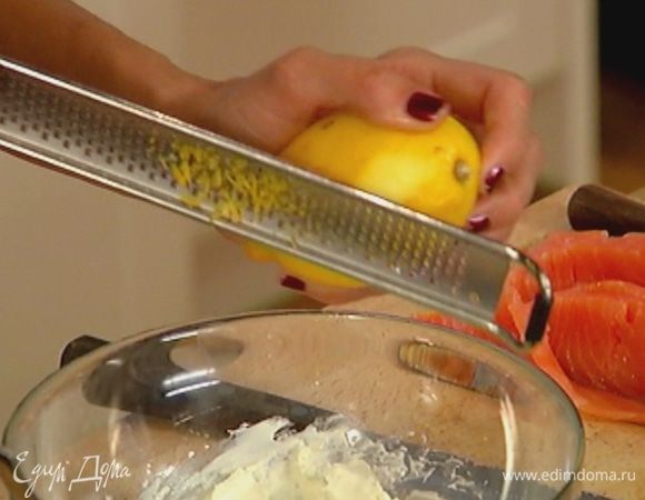 Цедру лимона натереть на мелкой терке, выжать из него пол чайной ложки сока.