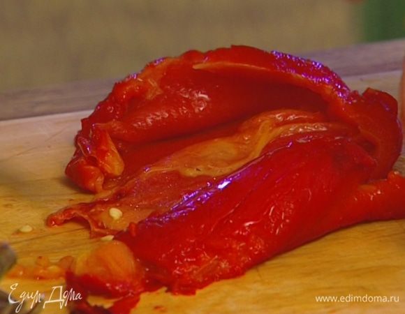 Сладкий перец запечь в духовке, затем снять кожицу, удалить семена и нарезать мякоть полосками.