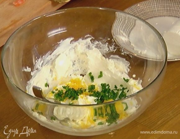 Козий и сливочный сыр растереть вместе. Добавить цедру и сок лимона, измельченный лук, поперчить и все перемешать.