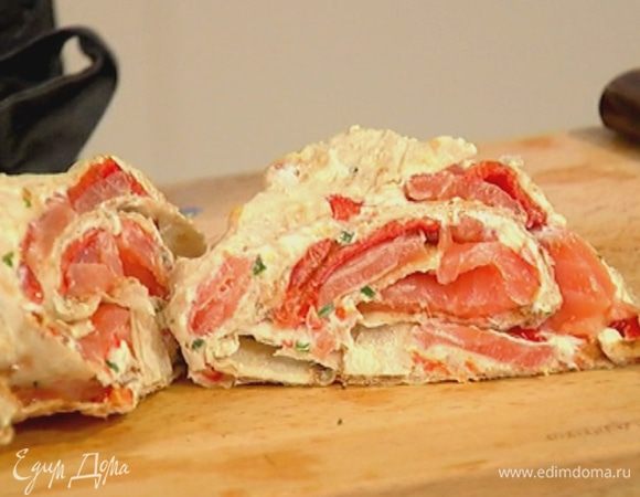 Нарезать рулет на порции.