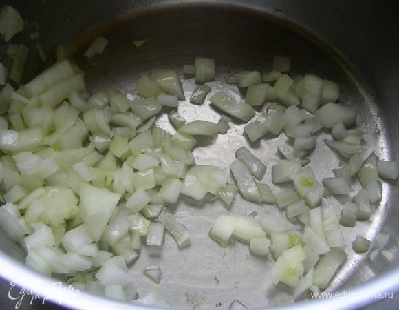 Лук режем мелко и обжариваем его на оливковом масле минуты 3-5.
