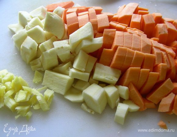Батат и пастернак режем кубиками. Имбирь режем мелко.
