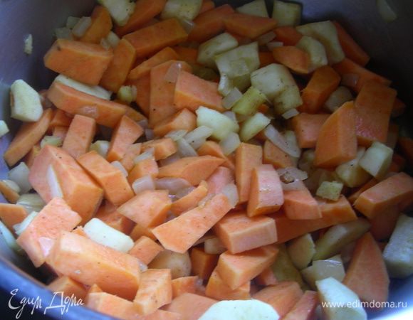 К луку добавляем овощи, имбирь и корицу. Все перемешиваем и готовим на небольшом огне минут 5.
