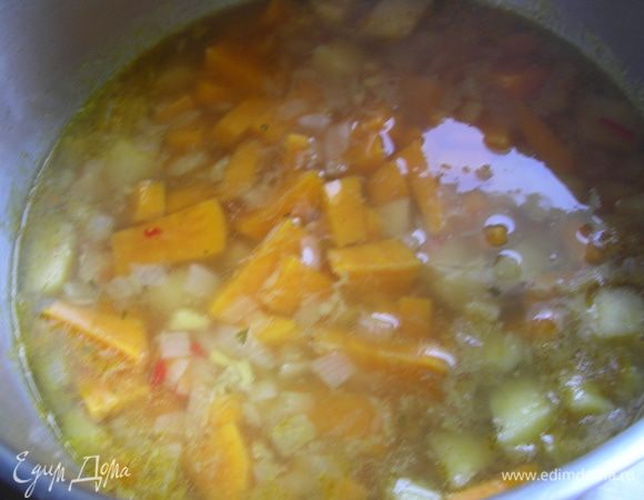 Вливаем бульон и готовим на среднем огне минут 25 до мягкости овощей.

