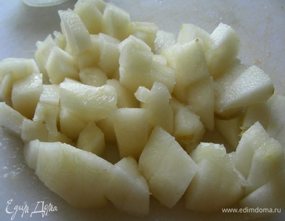 Грушу режем кубиками (если вы добавляете ее не сразу, то ее нужно взбрызнуть лимонным соком), я немного оставила для подачи. Готовим еще 5 минут.
