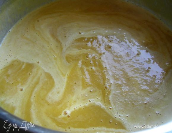 Блендером взбиваем суп в пюре. Добавляем крем-фреш и перемешиваем. 
