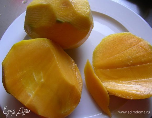 У меня было 2 больших сочных манго. Половину манго оставляем для подачи, а из остальных делаем пюре (при полной порции 1 манго для украшения и 3 для пюре).

