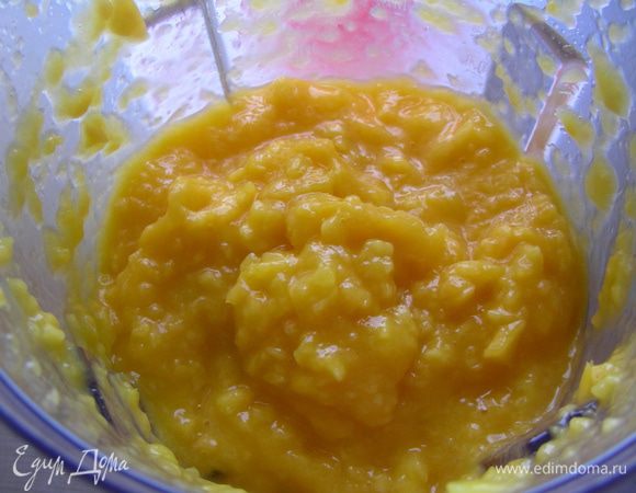 Я манго измельчила довольно грубо, так что кусочки немного чувствовались - так захотелось. А можно его взбить и до гладкой массы.
