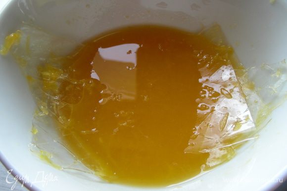 Для желе: вскипятить воду в кастрюльке, всыпать желе и хорошо размешать. Желатин в таком случае замачивается в холодной воде, затем отжимается и разводится в 2 ст.л. горячего молока. Поскольку у меня не было желе, то желатин я замачивала в апельсиновом соке (75мл - на полпорции) и затем все вместе аккуратно прогрела, помешивая и не доводя до кипения.