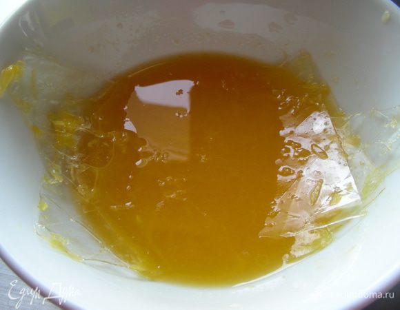 Для желе: вскипятить воду в кастрюльке, всыпать желе и хорошо размешать. Желатин в таком случае замачивается в холодной воде, затем отжимается и разводится в 2 ст.л. горячего молока. Поскольку у меня не было желе, то желатин я замачивала в апельсиновом соке (75мл - на полпорции) и затем все вместе аккуратно прогрела, помешивая и не доводя до кипения. 
