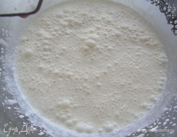 Добавляем сгущенку, не переставая взбивать. 
