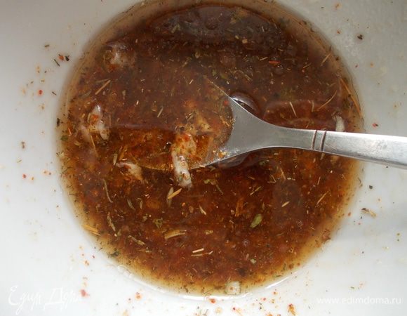 Приготовить маринад,для этого смешать растительное масло с лимонным соком,тертым зубком чеснока и специями.